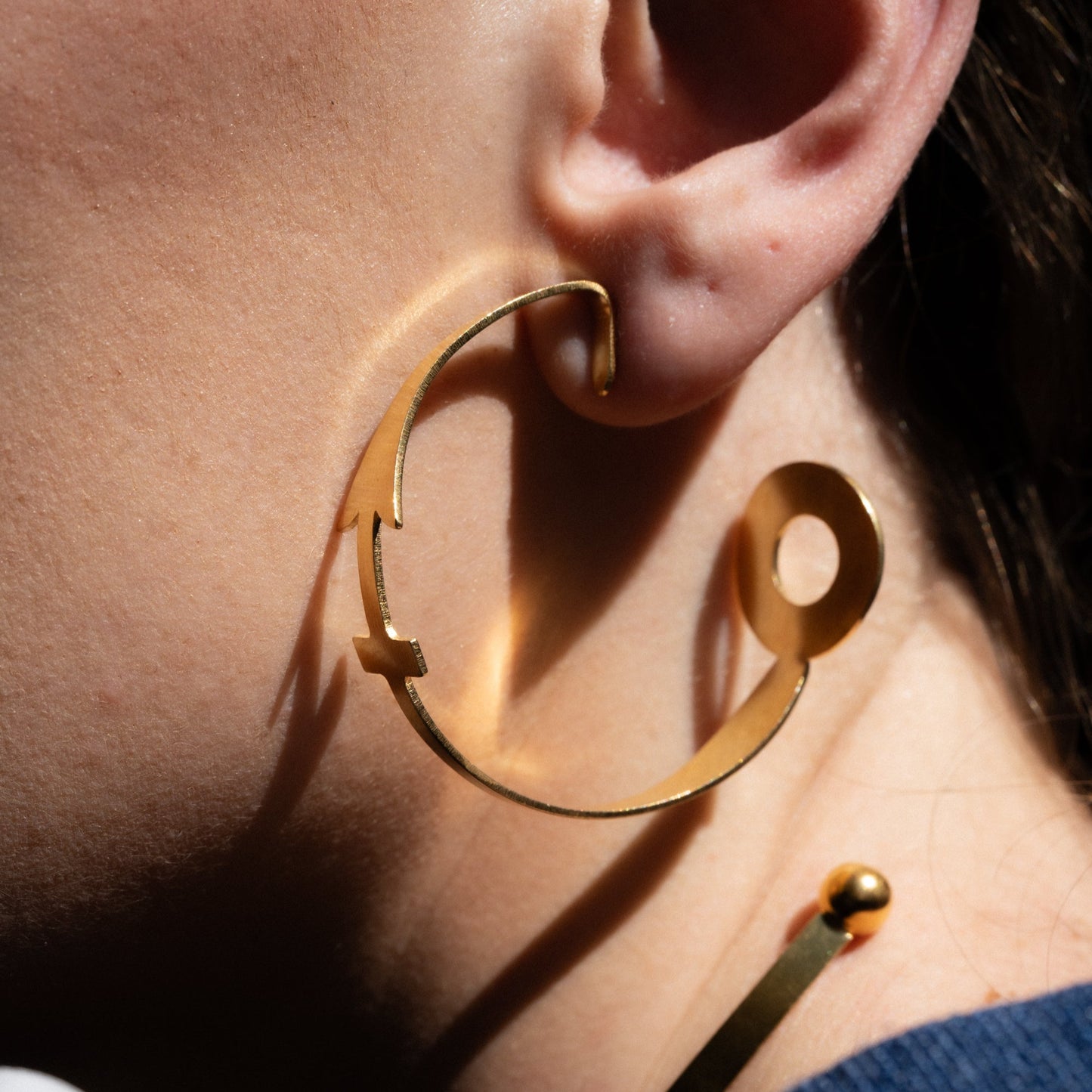 Boucles d'oreille Bienvenue, fait main à Paris par Marie-Louise Orlach. Inspirées d'aiguilles d'horloge Art déco.