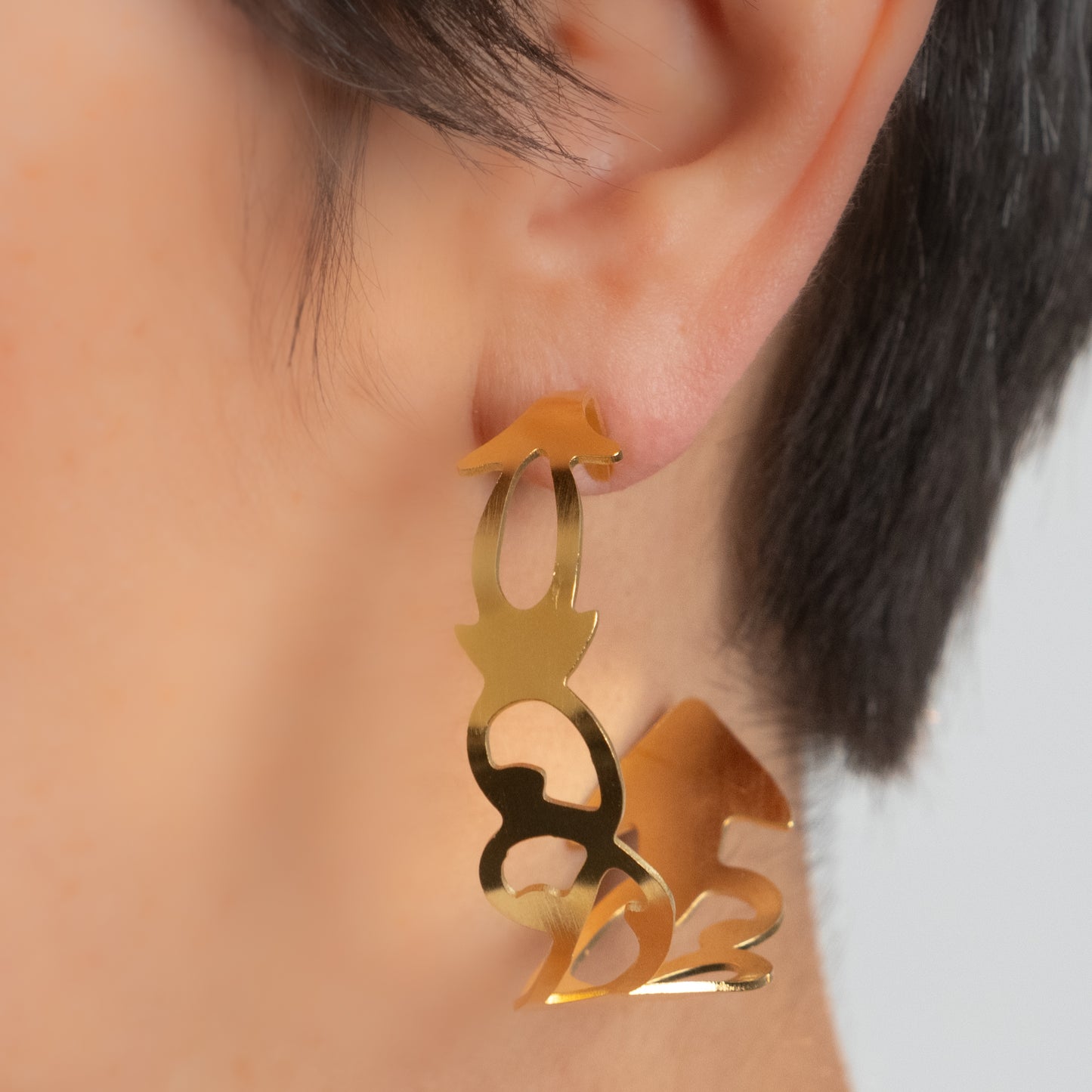 Créoles Retrouvailles, fabriquées en France par Marie-Louise Orlach. Elégantes et délicates, pour sublimer chaque tenue.