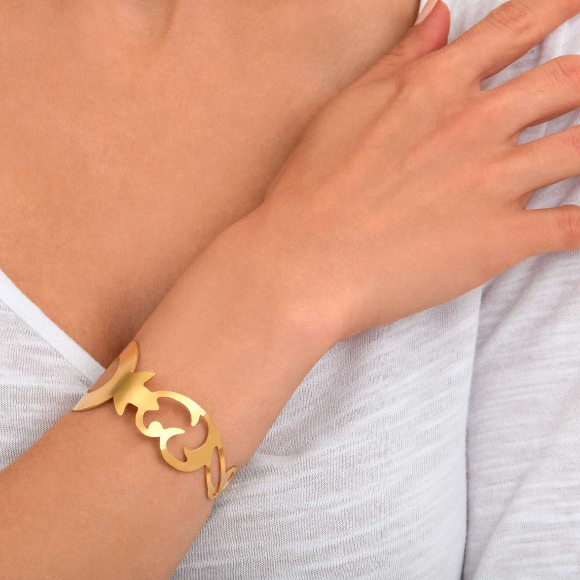 Manchette Or du temps dorée à l'or fin, fait main à Paris par Marie-Louise Orlach.