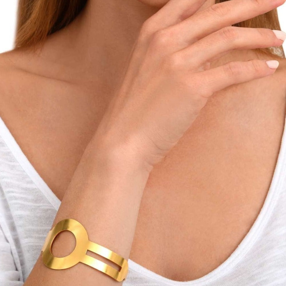 Manchette Amours fabriquée à Paris par Marie-Louise Orlach, à partir d'une aiguille d'horloge Art déco.