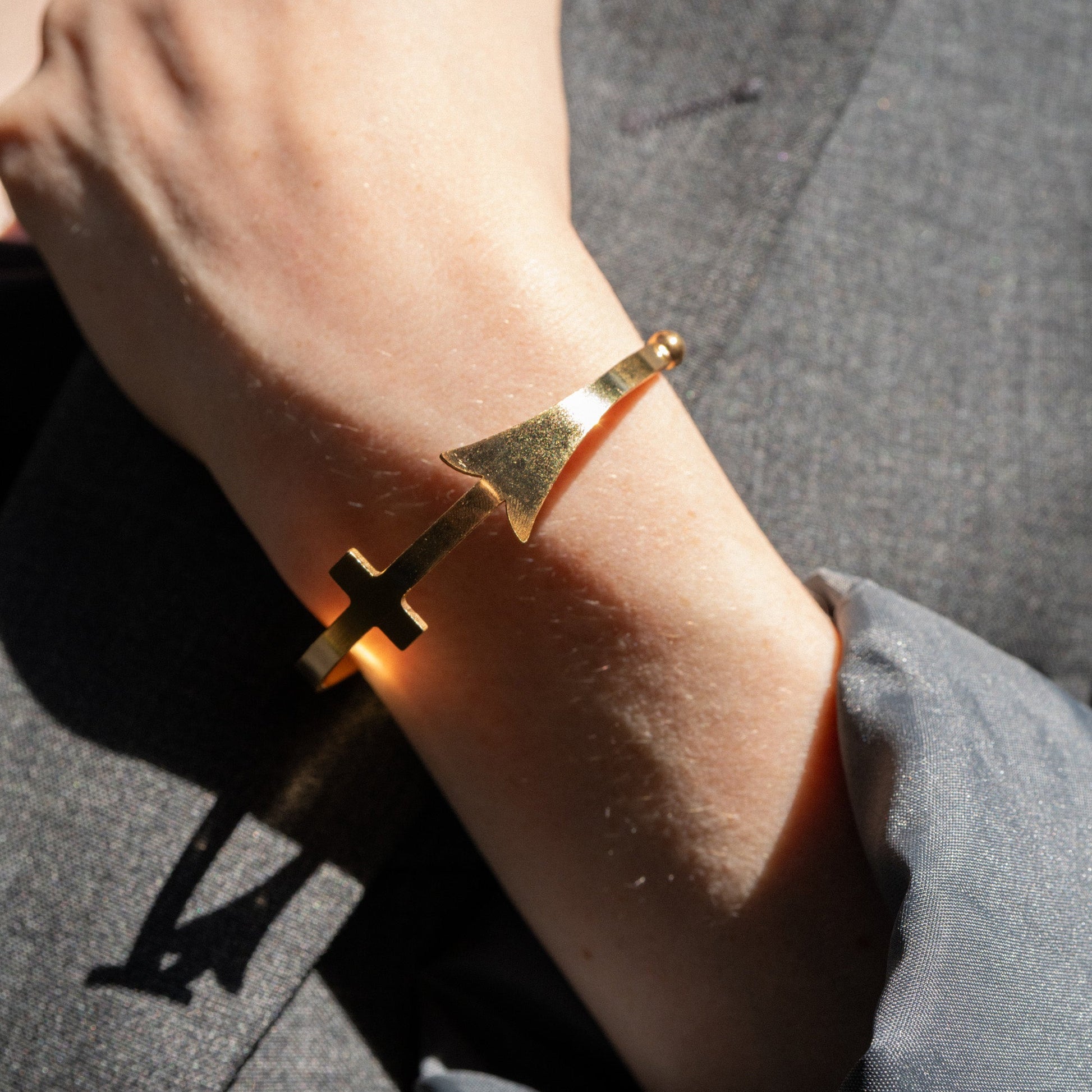 Manchette créée avec une aiguille d'horloge art déco, bijou unique, fait main.