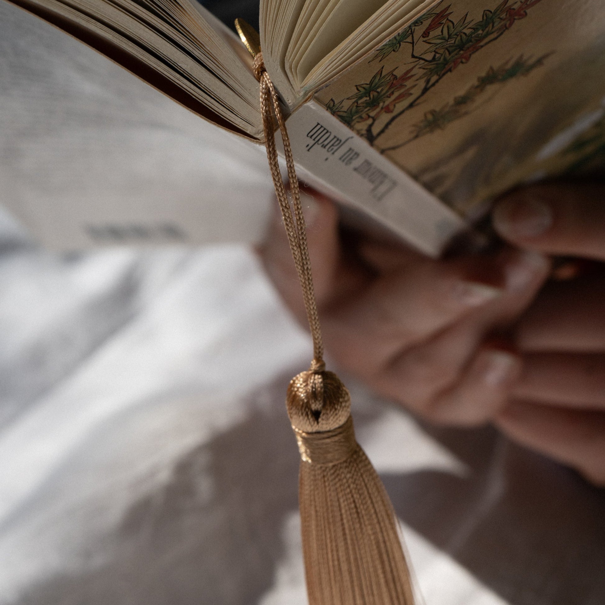 Marque-page avec son jolie pompon et sa belle et unique aiguille d'horloge