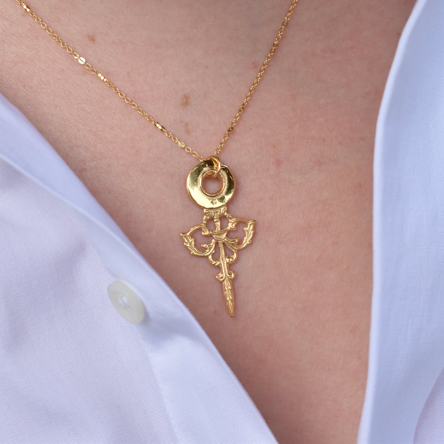 Collier Minuit, créé à Paris par Marie-Louise Orlach. Inspiré d'une aiguille commandée par Louis XV pour une horloge parisienne.