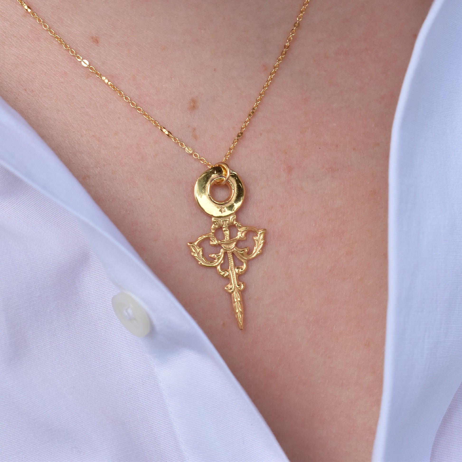 Collier Minuit, créé à Paris par Marie-Louise Orlach. Inspiré d'une aiguille commandée par Louis XV pour une horloge parisienne.