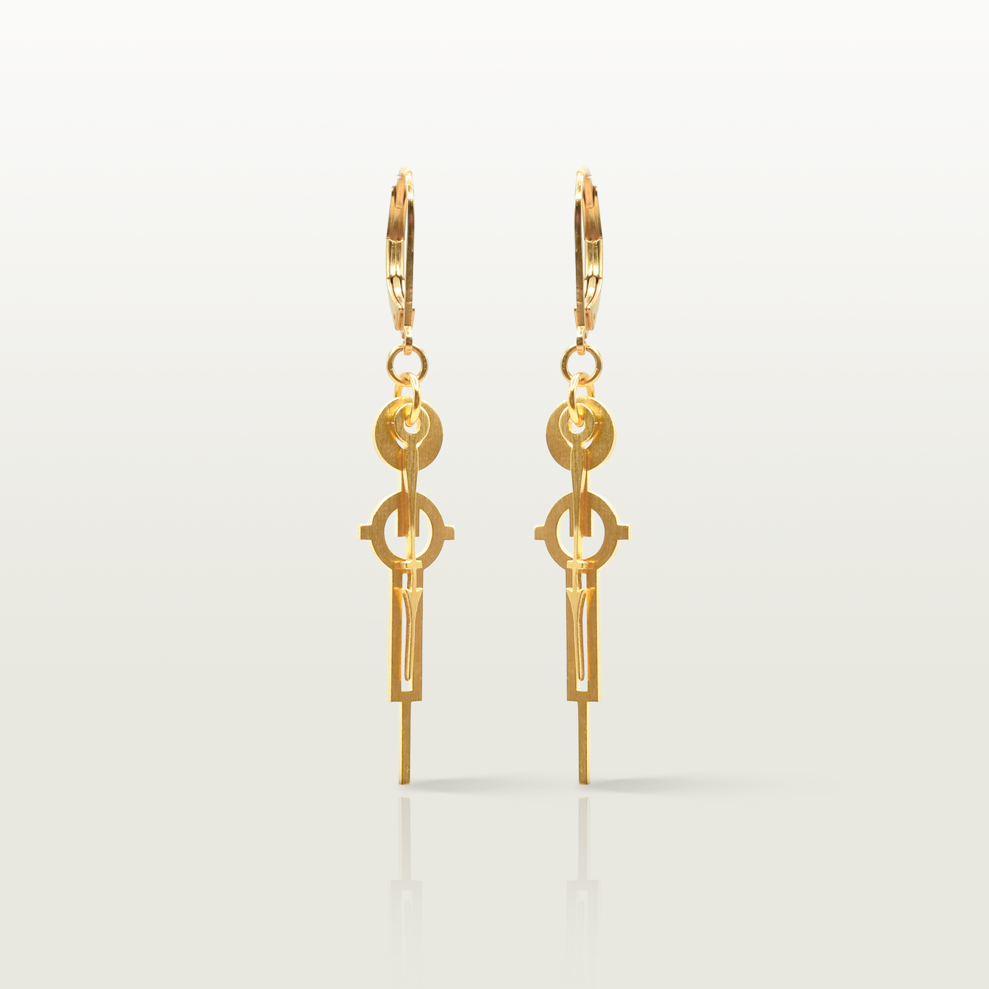 photo des boucles d'oreille crepuscules sur fond blanc