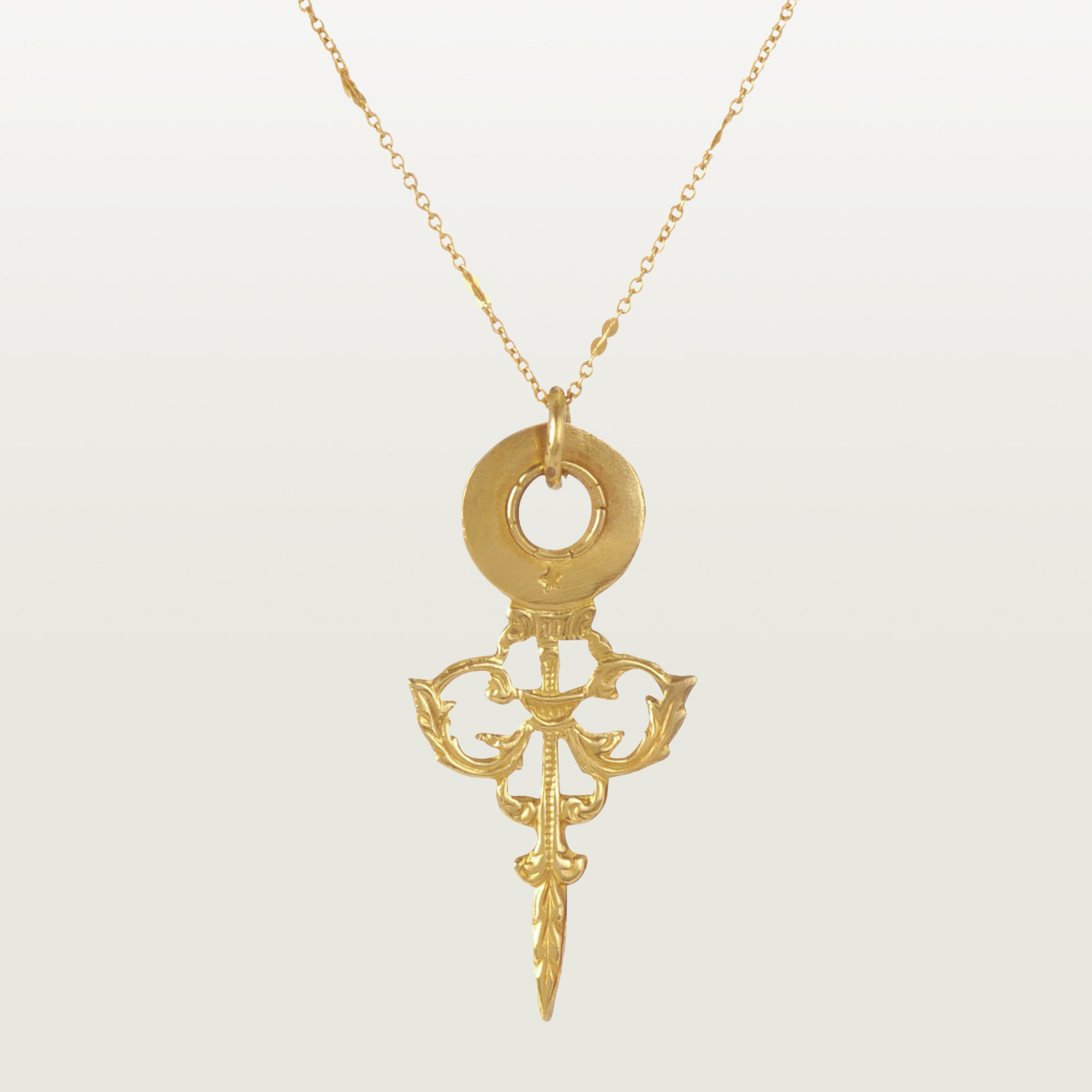 photo packshot du collier doré Minuit sur fond blanc