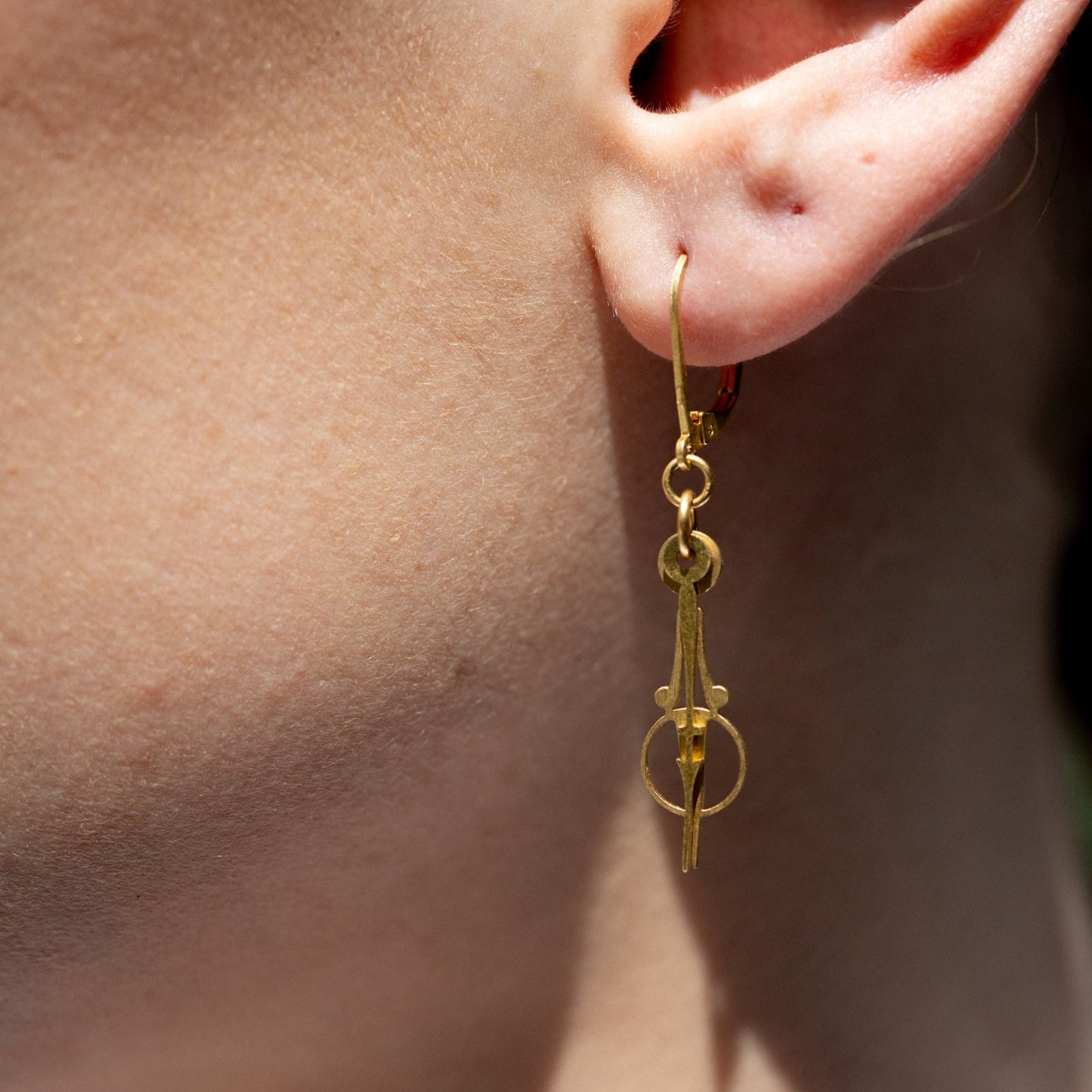 Boucle d'oreille Aurore dorée à l'or fin, fabriquée à Paris par Marie-Louise Orlach.