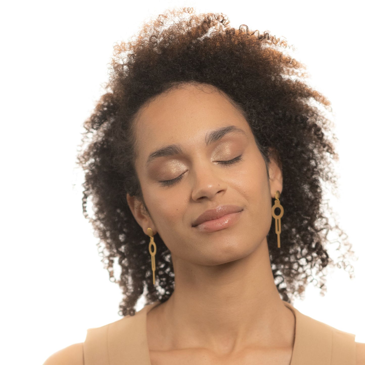 Boucles d'oreille Instant dorées à l'or fin, créées par Marie-Louise Orlach à Paris.