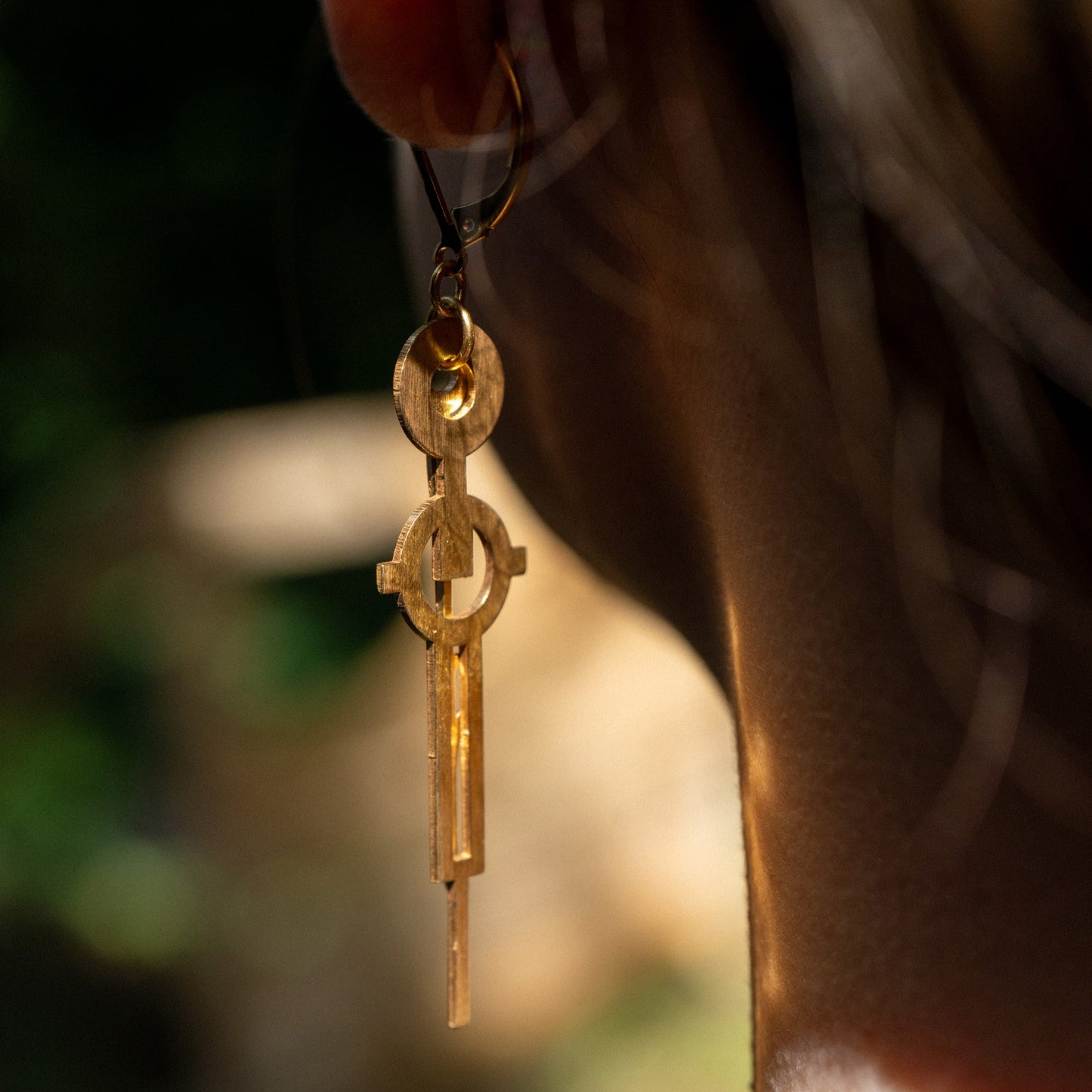 Boucles d'oreille Crépuscules, créées par Marie-Louise Orlach, fabriquées à Paris.