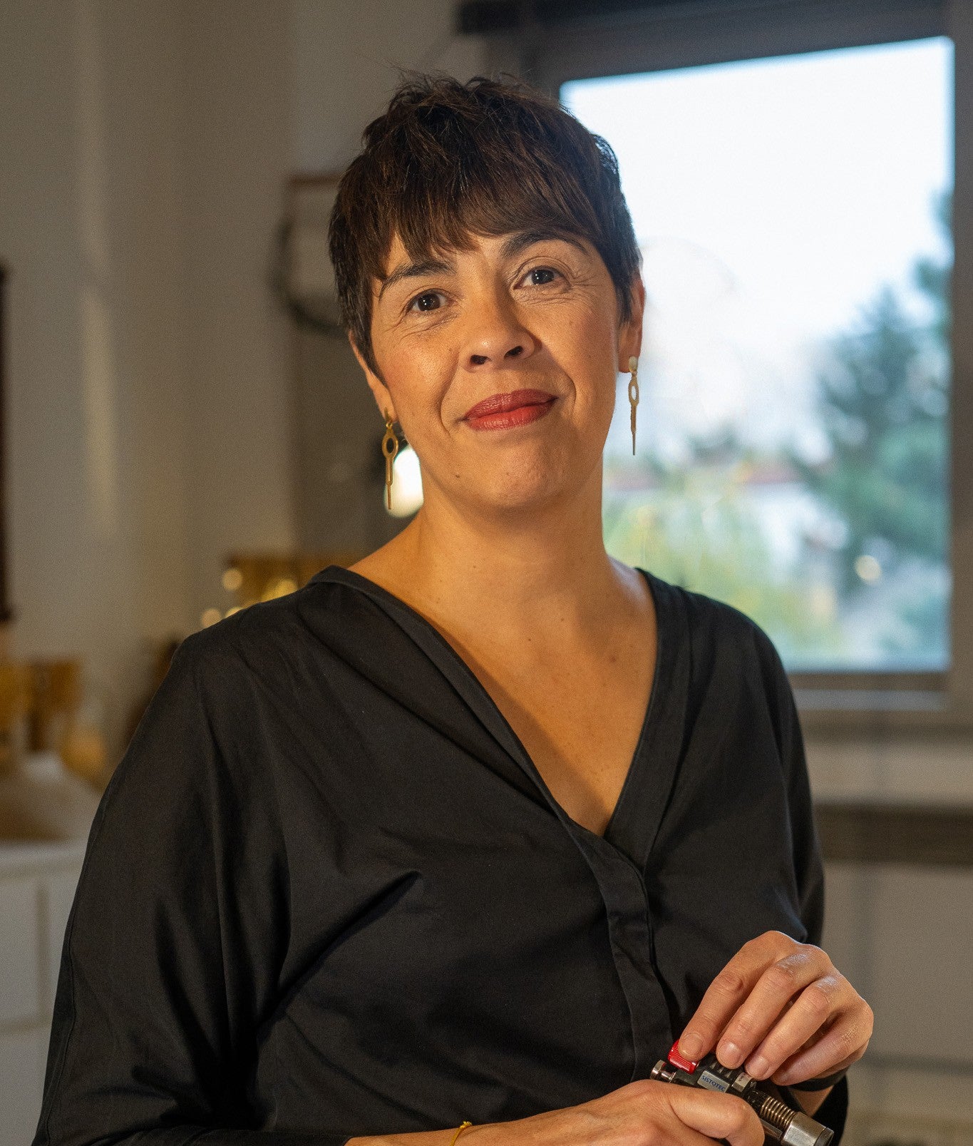 Portrait de créatrice de bijoux parisienne Marie-Louise Orlach 