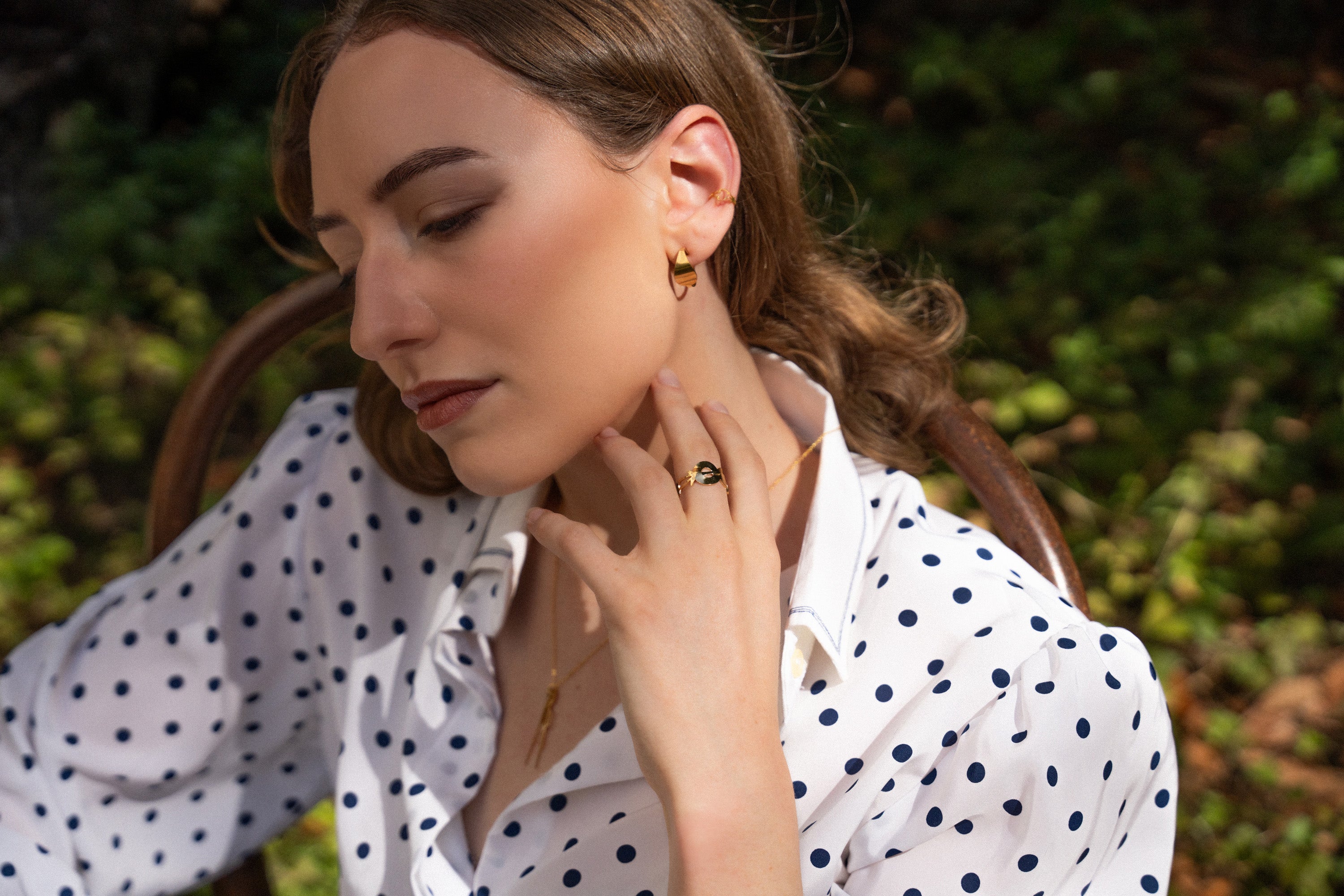 Photo portait d’une modèle qui porte les bijoux de Marie-Louise Orlach de la gamme art déco 