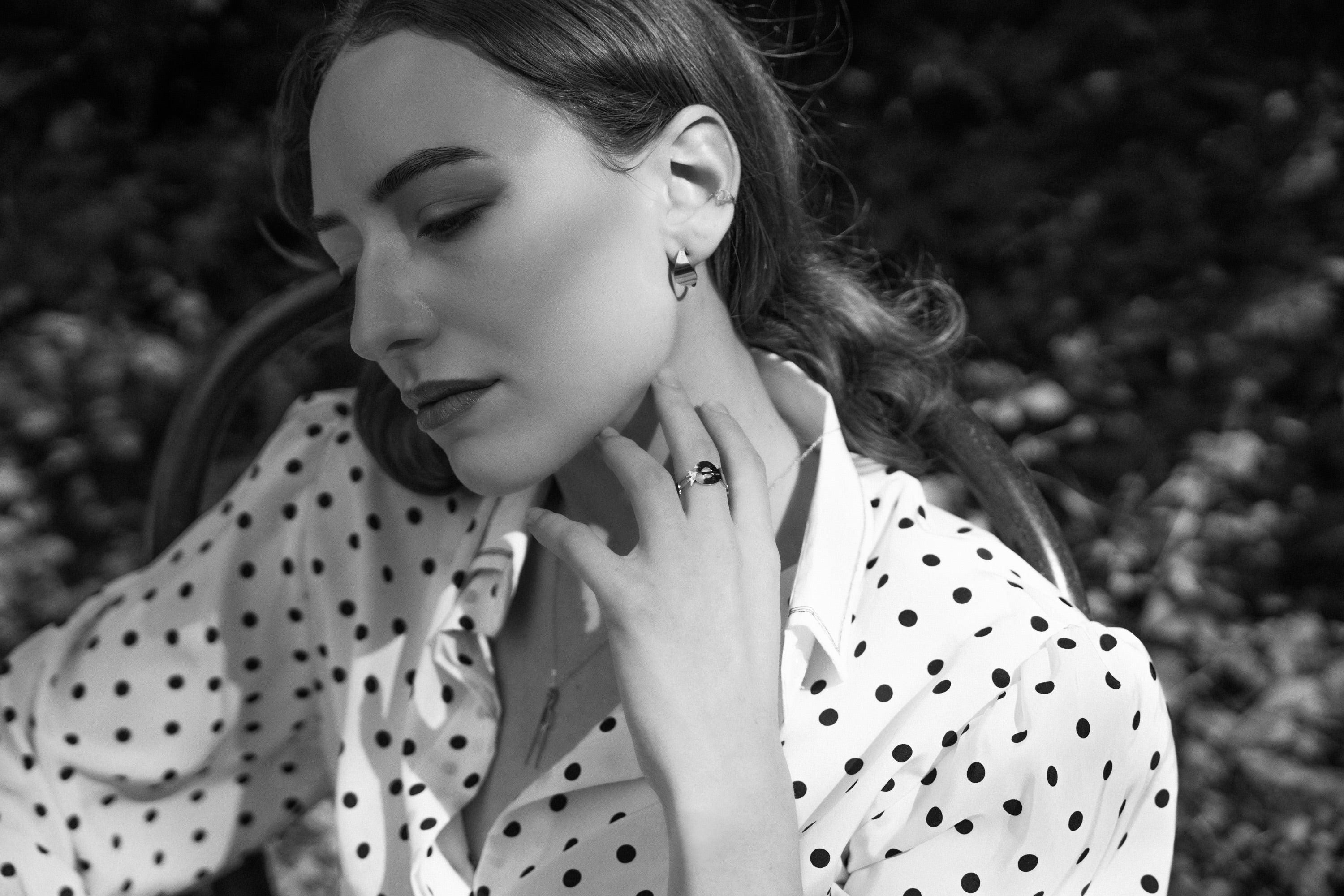 Photo portrait d’une femme qui porte les bijoux de la gamme art déco de Marie-Louise Orlach 