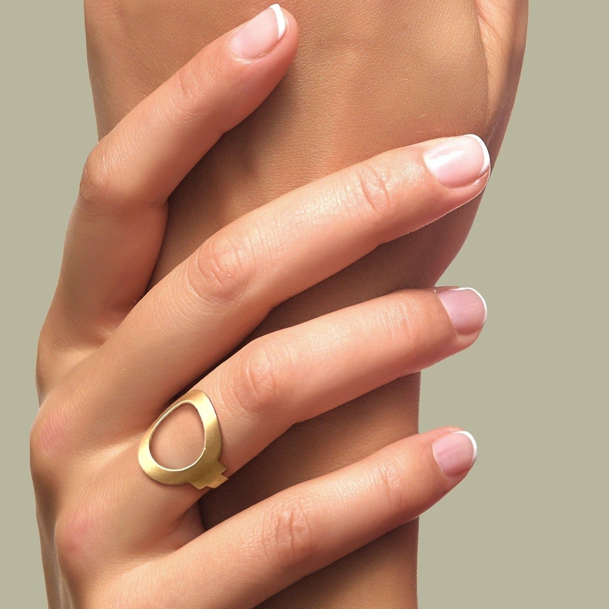 Bague Amours créée à Paris par Marie-Louise Orlach. Existe en taille 52, 54, 56 et 58.