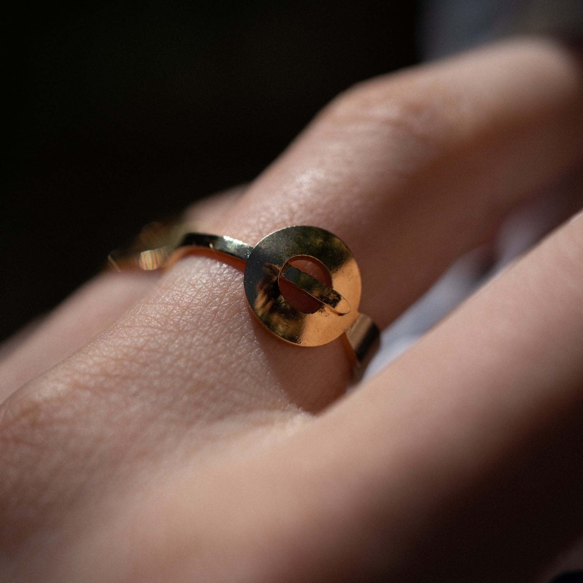 Bague Fêtes, créée à partir d'une aiguille d'horloge unique, fabriquée à Paris.
