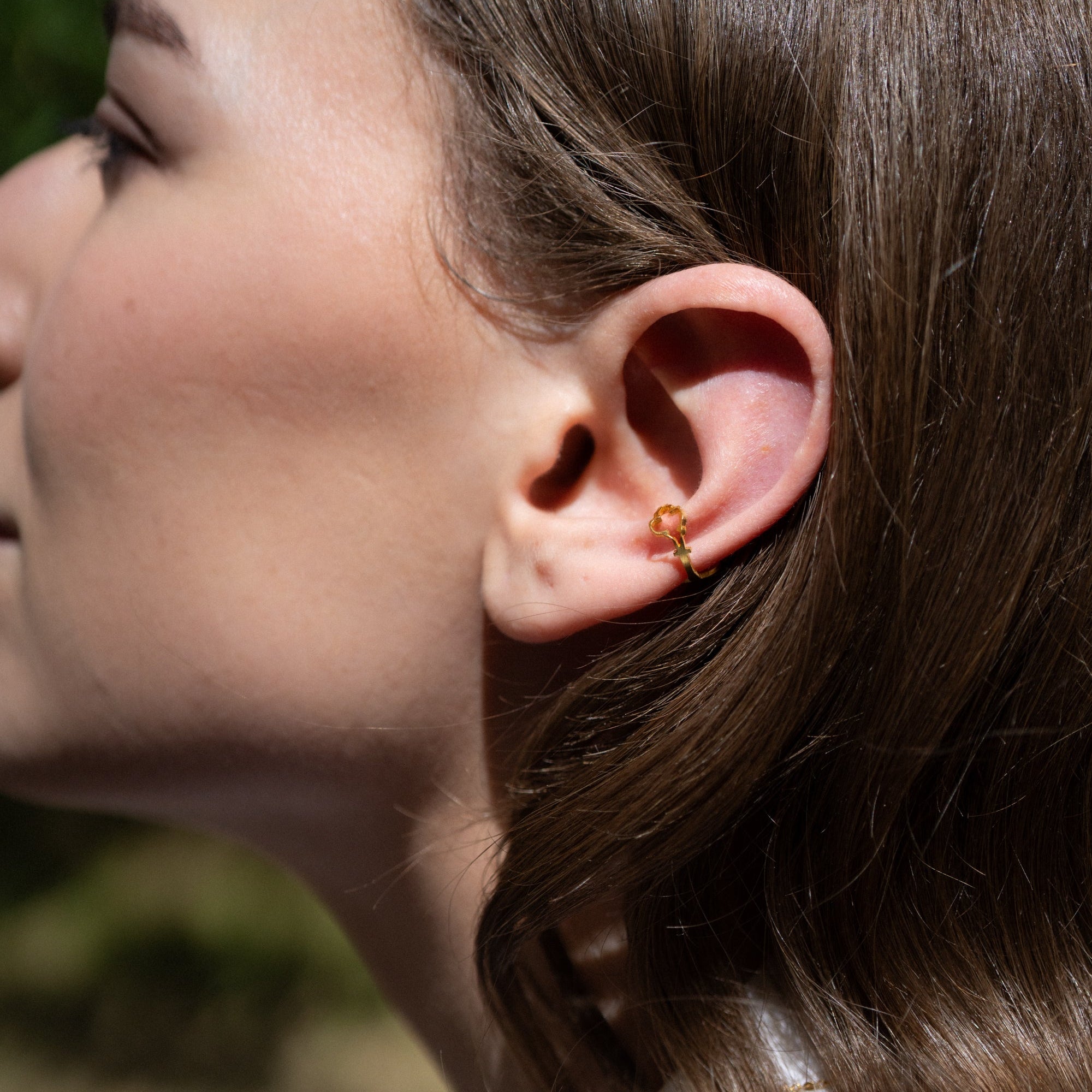 Earcuff dorée à l'or fin fait main à Paris par Marie-Louise Orlach.