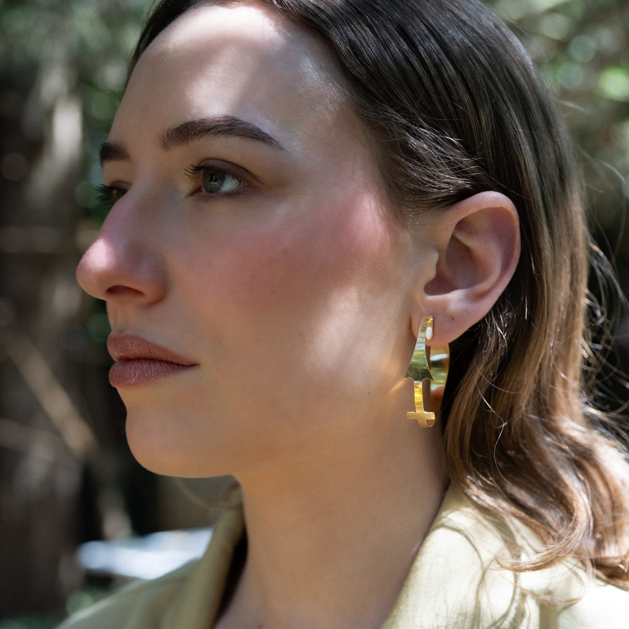 Photo portrait des boucles d’oreille  créoles « nocturne » de la collection art déco 