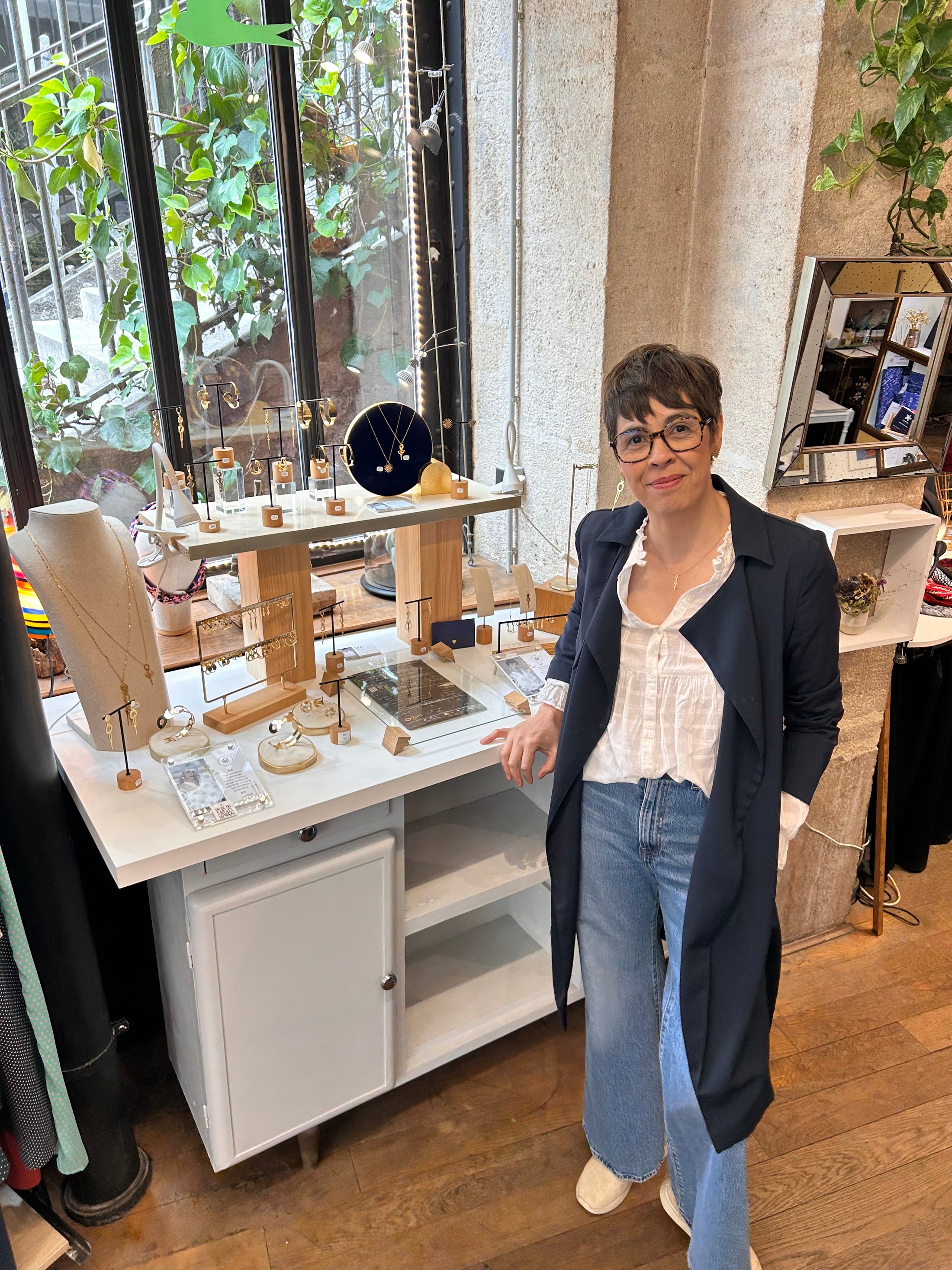 Photo de Marie-Louise Orlach devant son stand de bijoux