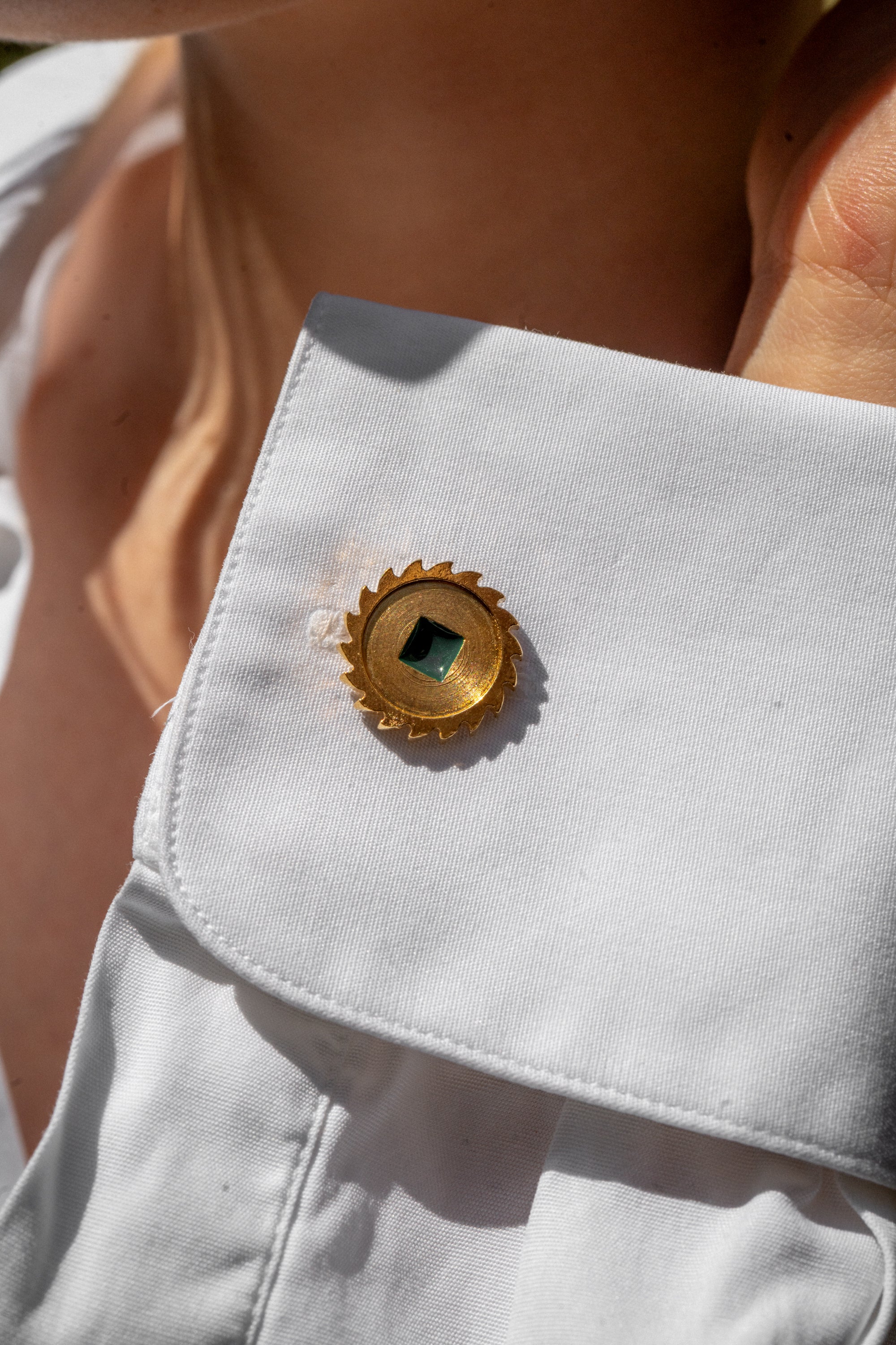 Bouton de manchette unique créé à Paris par Marie-Louise Orlach.