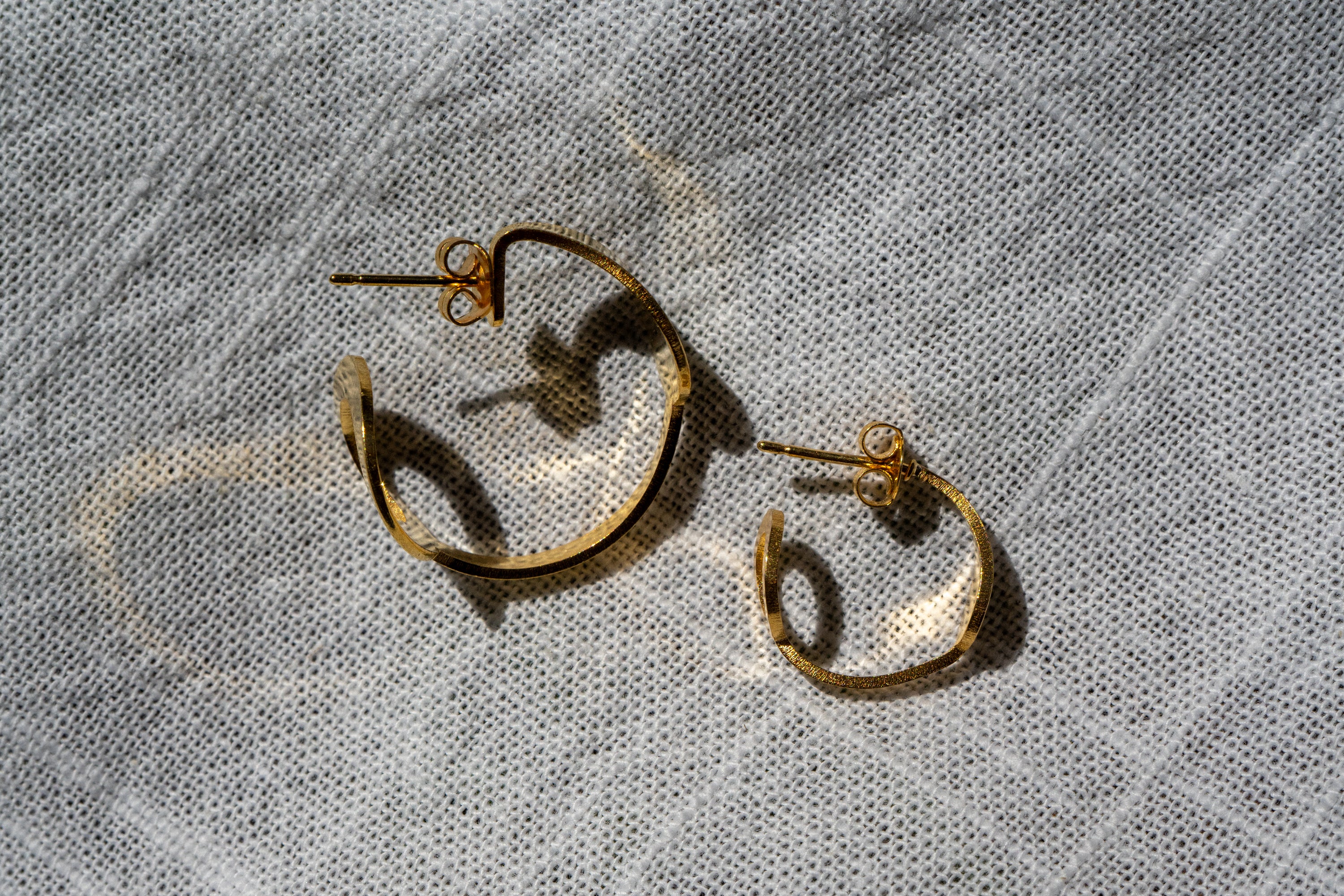 Créoles Rendez-vous fabriquées à Paris par Marie-Louise Orlach, à partir d'aiguilles d'horloge Art déco des années 1920. Deux tailles disponibles.