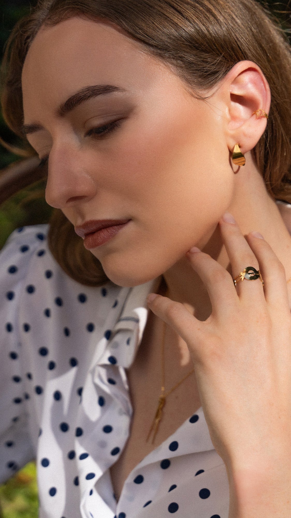 Photo portrait d’une femme qui porte les bijoux de la collection « art déco »