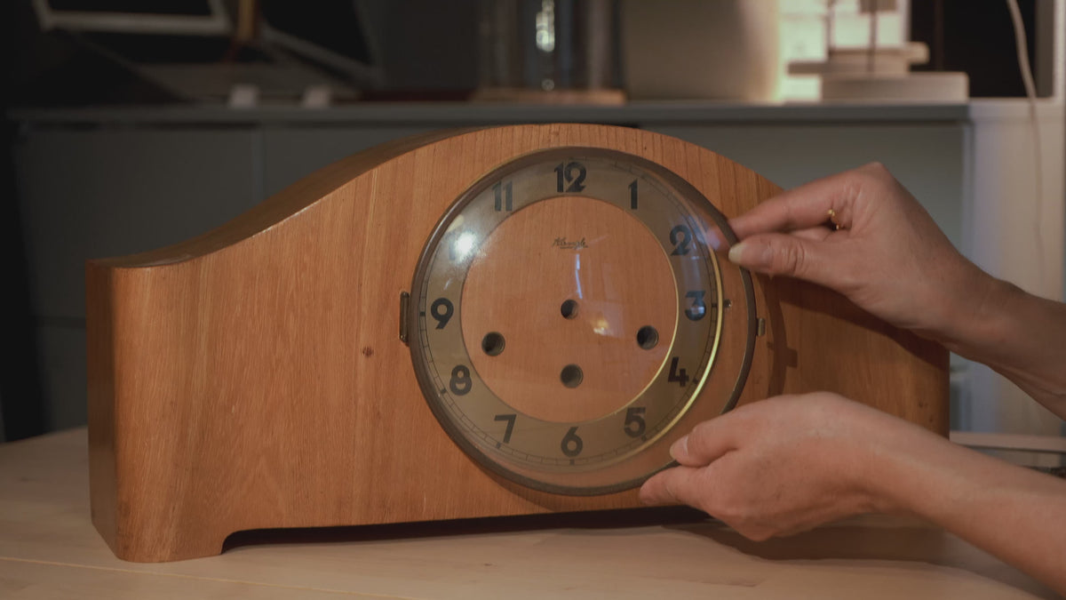 Marie Louise Orlach place ses bijoux inspirés d’aiguilles d’horloge dans un ancien cadran.