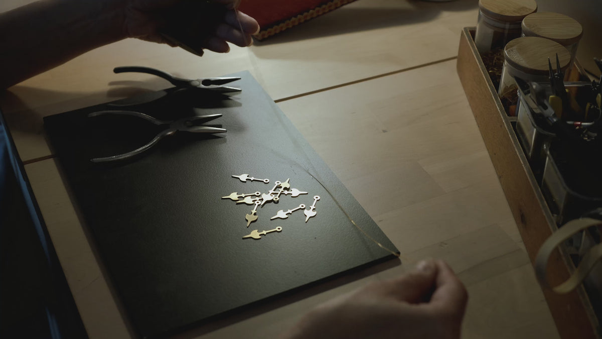 Marie-Louise fabrique un collier dans son atelier