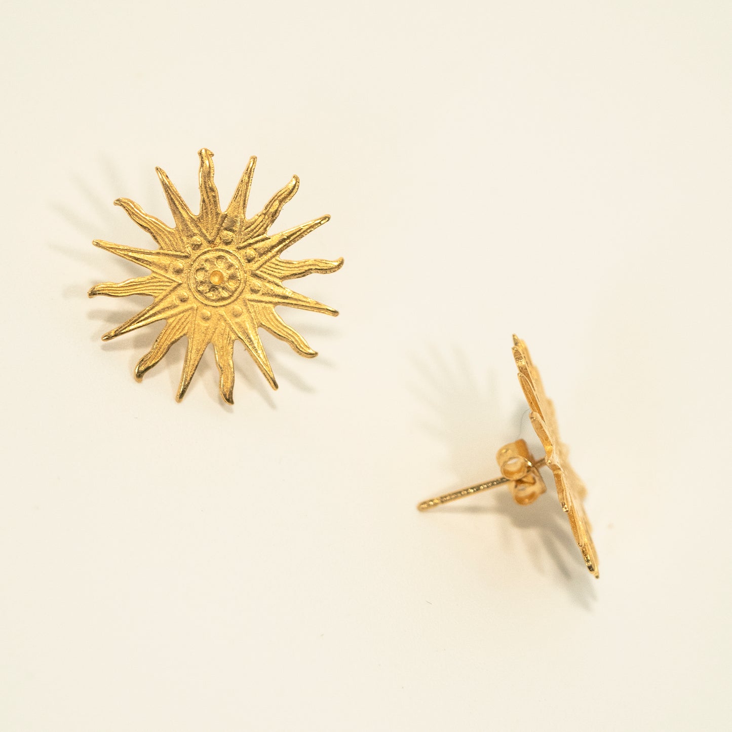 Puces d'oreille inspirées de l'emblème du Roi Soleil Louis XIV, fabriquées à Paris.