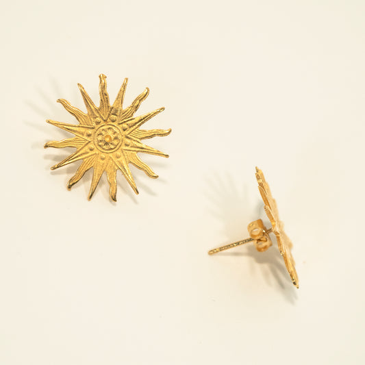 Puces d'oreille inspirées de l'emblème du Roi Soleil Louis XIV, fabriquées à Paris.