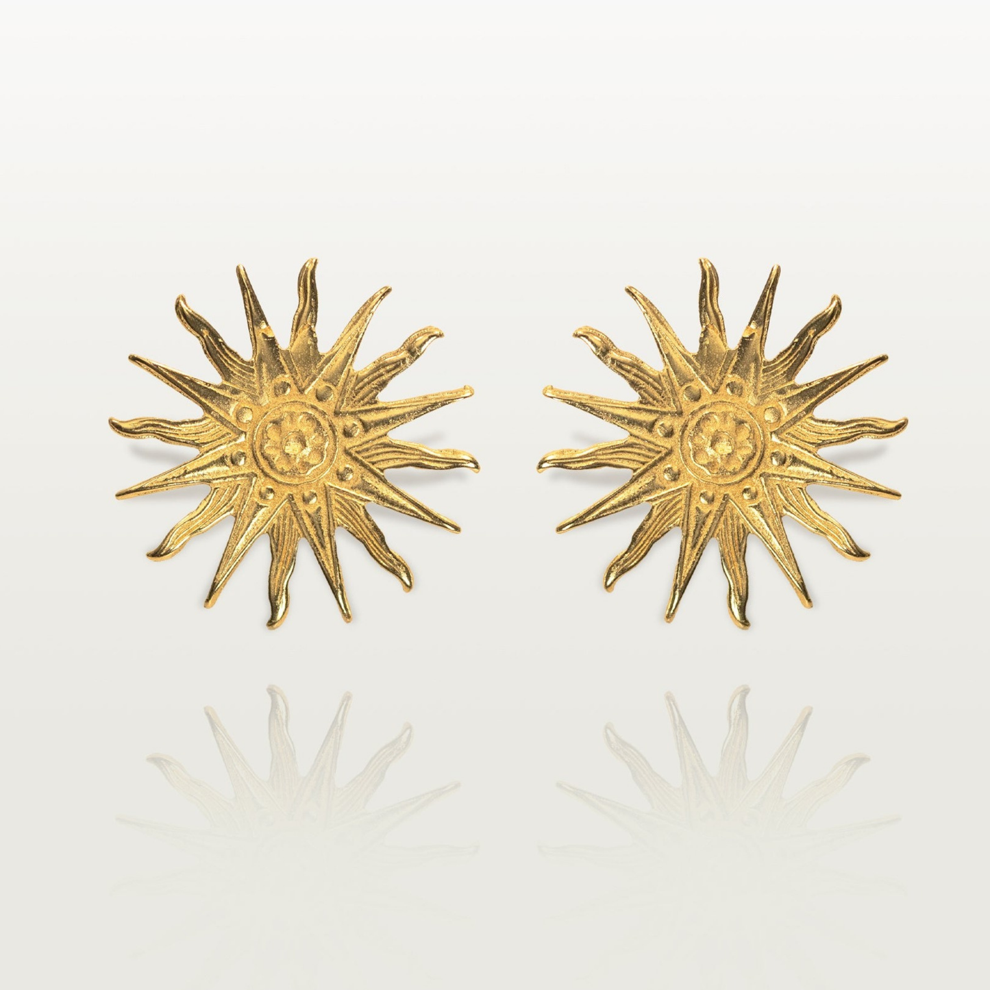 Puces d'oreille Prémices, inspirées de l'emblème du Roi Soleil. Fabriquées à Paris par Marie-Louise Orlach.