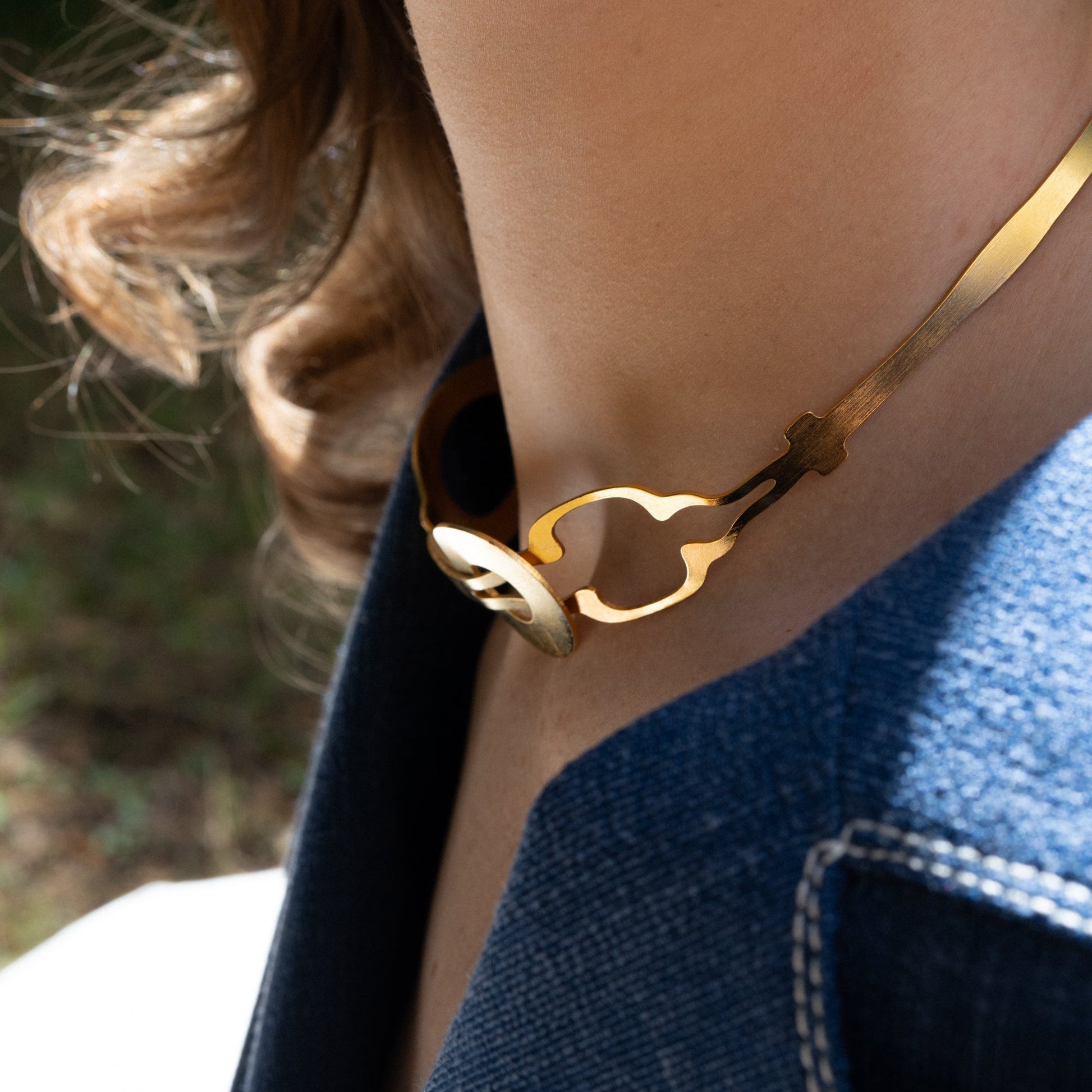 Torque Amours, collier rigide en laiton doré à l'or fin qui sublimera chaque tenue. Fabriqué à Paris par Marie-Louise Orlach, inspiré d'une aiguille d'horloge Art déco.