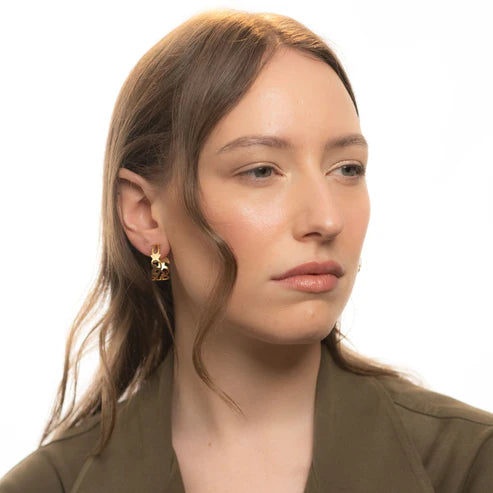 Boucles d'oreille Retrouvailles, fabriquées en France par Marie-Louise Orlach. Elégantes et délicates, elles sublimeront chaque tenue.