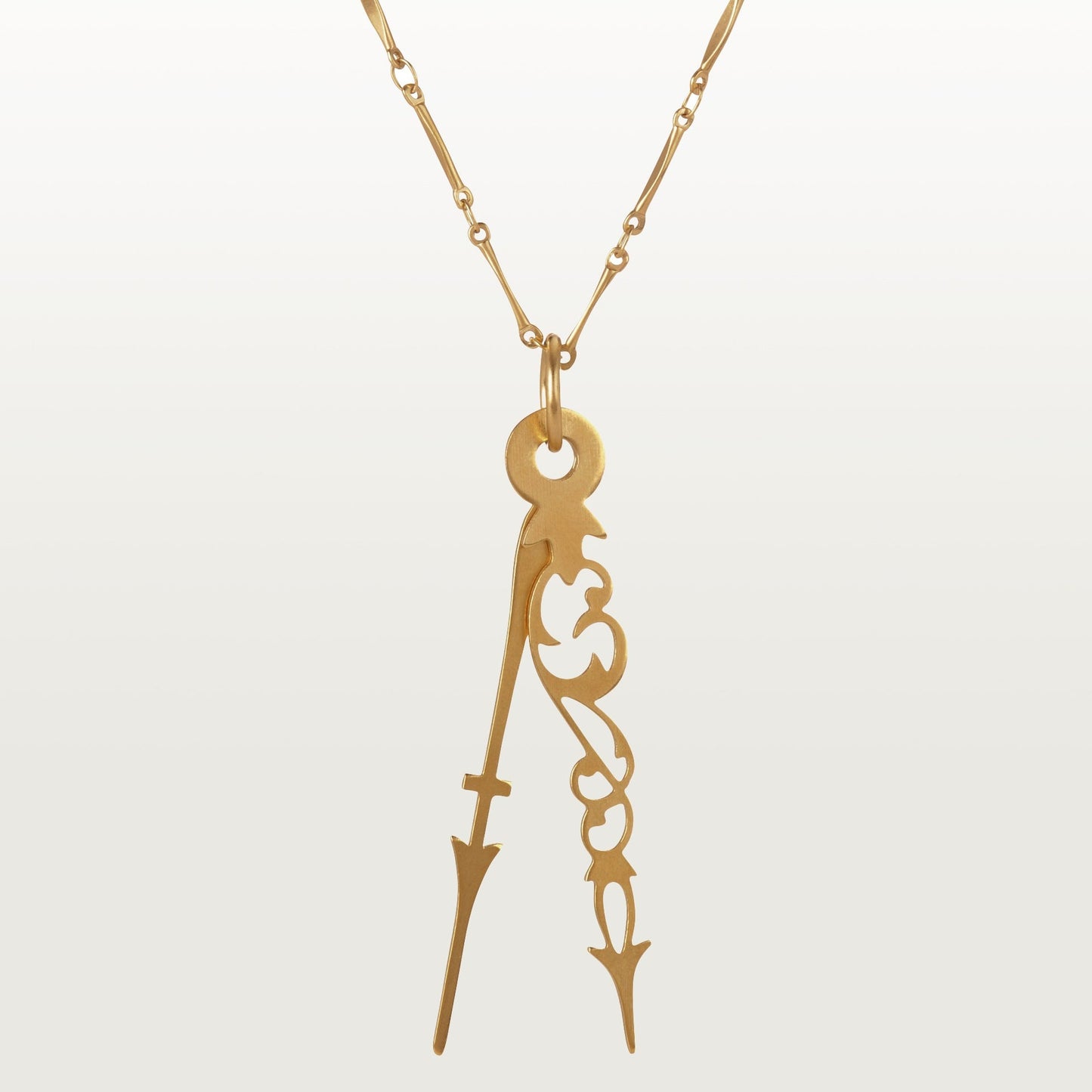 Sautoir L'Or du temps, fabriqué à Paris par Marie-Louise Orlach, inspiré d'aiguilles d'horloge des années 1920.