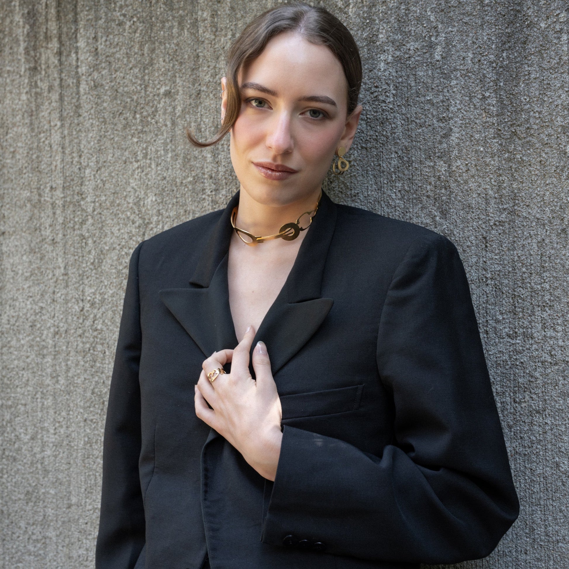 Collier ras de cou Amours qui sublimera chaque tenue. Fabriqué à Paris par Marie-Louise Orlach, inspiré d'une aiguille d'horloge Art déco.